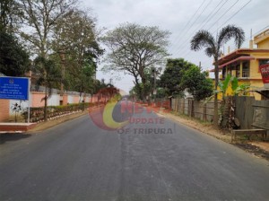 জনশূন্য রাজধানীর ব্যস্ততম ভি আই পি সড়ক এয়ারপোর্ট রোড।