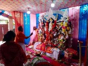 দশভূজার পূজার্চনার ছবিটি তুলেছেন সাংবাদিক রাজু ভৌমিক।