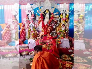 দশভূজার পূজার্চনার ছবিটি তুলেছেন সাংবাদিক রাজু ভৌমিক।